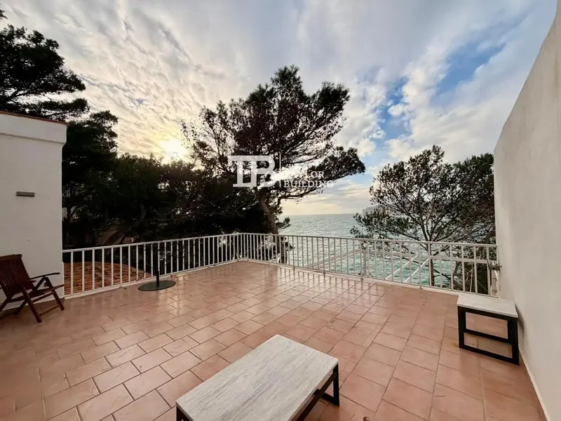 Taylor Building presents this incredible property located in Santa Ponsa, Calvià, Balearic Islands, on the first line of the sea. A spacious and versatile penthouse — photo 11