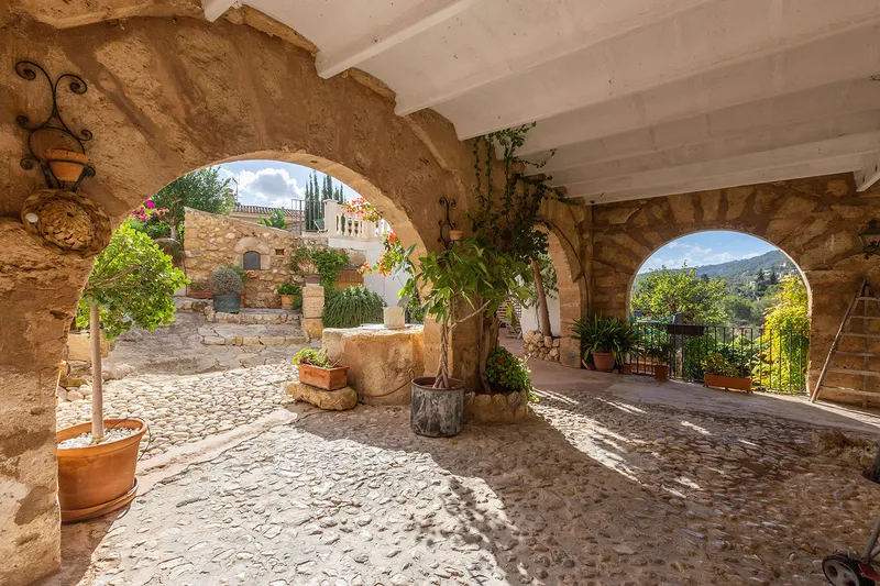Majestic villa with pool and garden near Palma for rent — photo 3