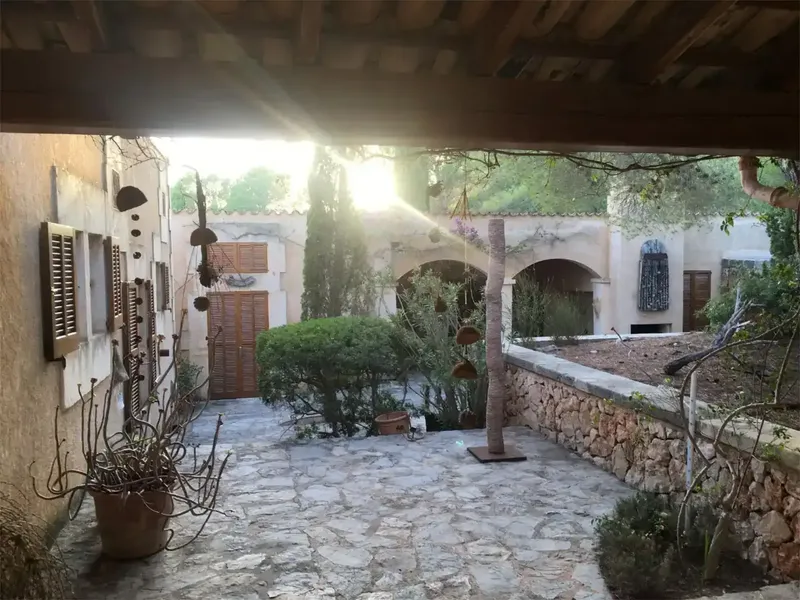 Sumérgete en el encanto del Mediterráneo en esta preciosa finca rural situada en Mallorca, en una ladera que regala vistas panorámicas a las — photo 3