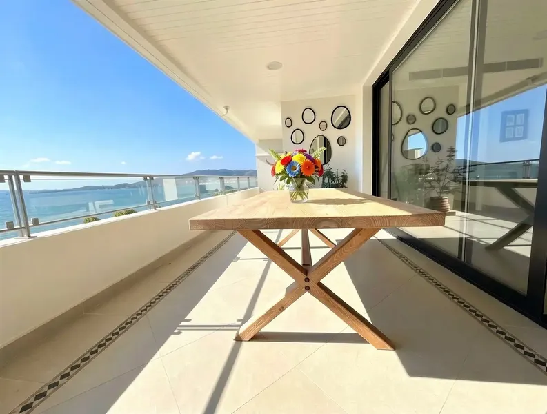 At the top of the Portixol coast, in a privileged first line of the sea, this impressive apartment is located on the 4th floor of a — photo 2