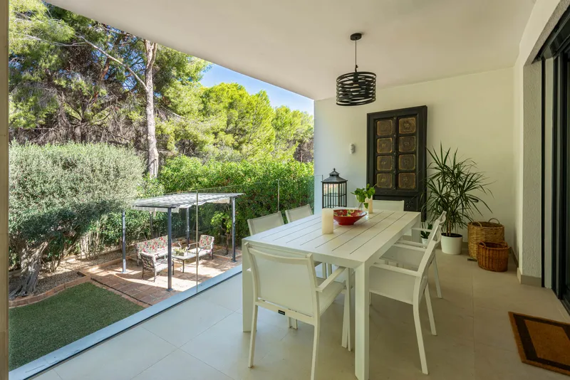 Stylish family villa with pool and garden in a quiet location — photo 11
