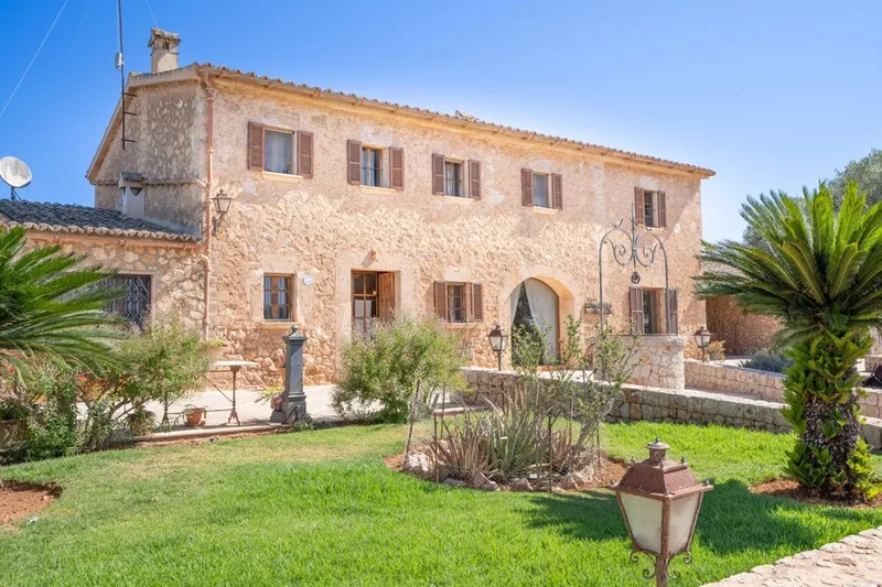 Exceptional Historic Family Estate with Endless Potential — photo 1