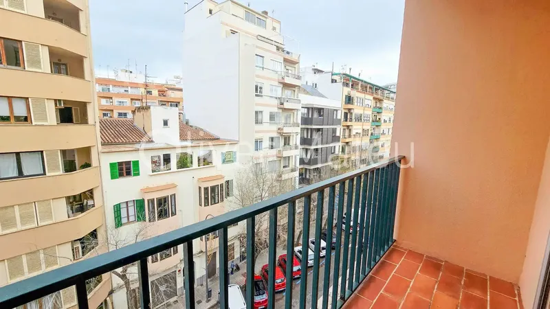 Fifth floor with elevator in Bons Aires area, just 10 minutes from the center. It has 105 m² usable with 4 bedrooms, three double — photo 1