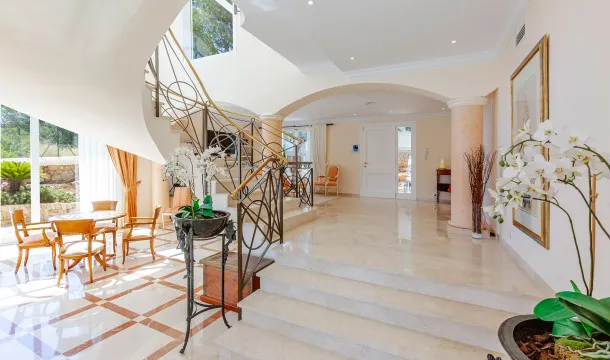 Spectacular villa on the seafront in Torrenova — photo 11