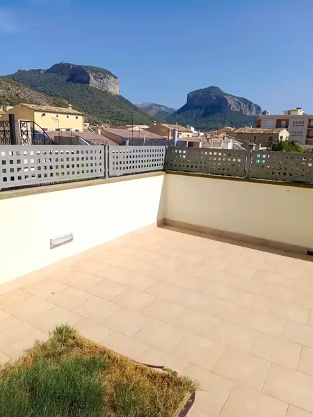 We present this spacious and bright home located in the old town of Alaró, one of the most charming villages in Mallorca, surrounded — photo 1