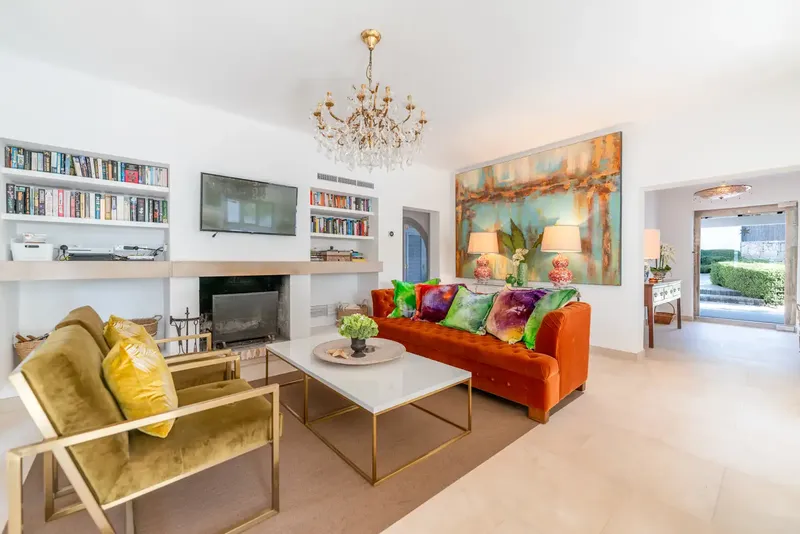 Discover this spectacular independent villa with Ibizan inspiration in the heart of Cala d'Or, just steps from the sea — photo 9