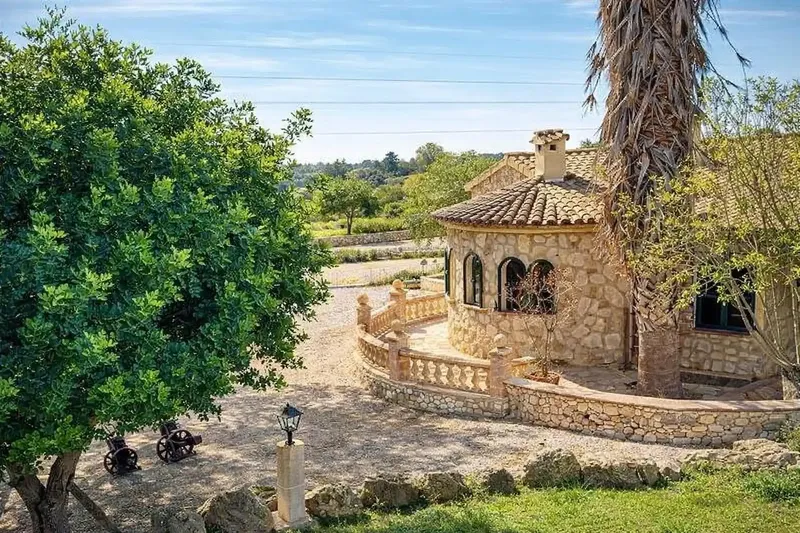 In the peaceful and exclusive setting of Sa Figuera Blanca, within the municipality of Búger, this magnificent rustic estate is located — photo 3