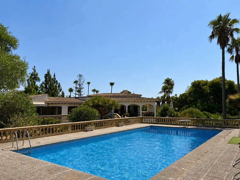 Retro villa with pool, sea views, tennis court and private cinema room – a house with great potential. — photo 1