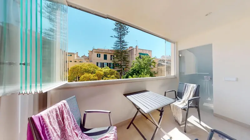 Located next to the emblematic Plaza España and just minutes from Plaza Patines, this exclusive, completely renovated apartment enjoys — photo 2