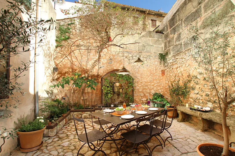 Town house for sale in Pollença, Mallorca, with landscaped patio garden and ETV holiday rental licence. A charming 4-bedroom property located in the heart of the old town. — photo 12