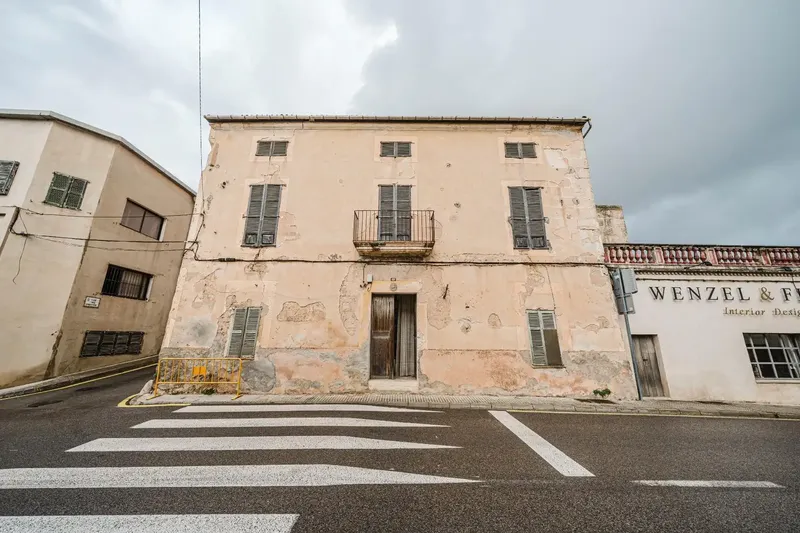 This house for renovation is located in Sant Llorenç, in an area with year-round activity in Mallorca. From gestpropiedad, real estate — photo 3