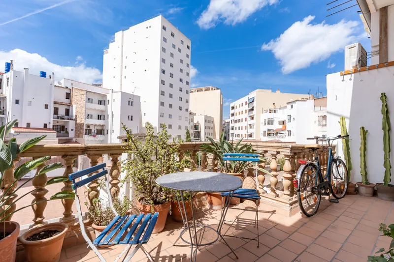 Historic Two-bedroom Apartment with Big Balcony in Lively Arxiduc Neighbourhood — photo 2