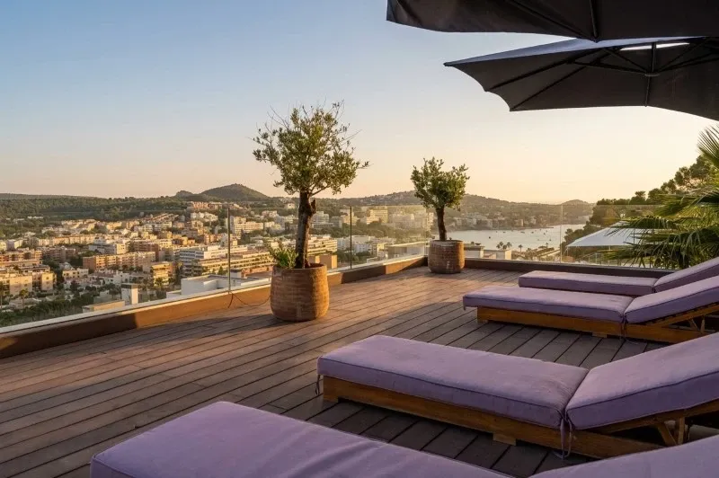 Renovated villa in Santa Ponsa with open-plan design and sea views — photo 1