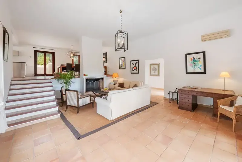 This incredible villa enjoys a privileged location on an elevated and generous plot of around 6,411 m2, it is a pleasant — photo 5