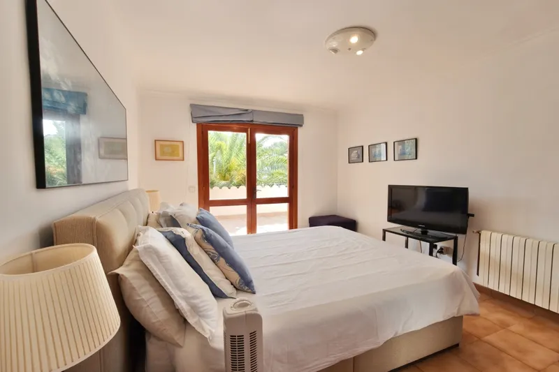 Charming Mediterranean-style villa for sale in Santa Ponsa with private pool and garden — photo 9