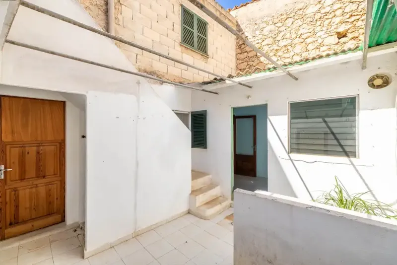 Traditional townhouse with authentic character for sale in the heart of the old town of Pollensa, a short distance from — photo 1