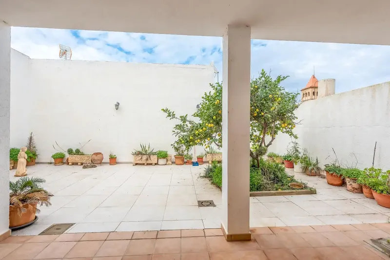 Located in Colònia de Sant Pere, this house opens onto a large living-dining room of generous dimensions, the true heart of the home. — photo 10