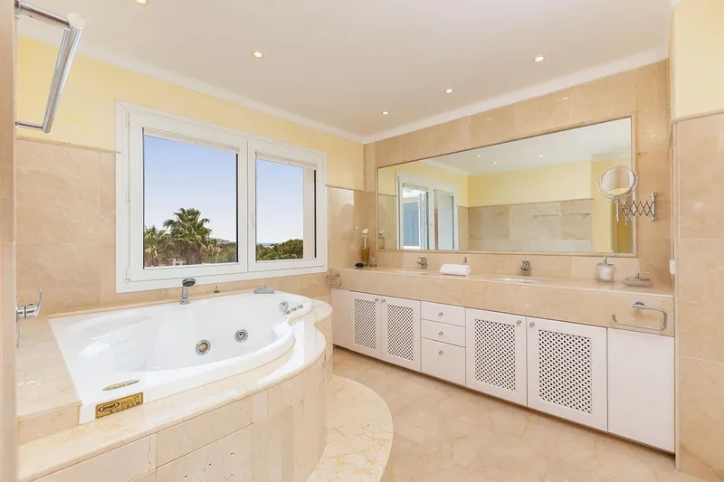 Mediterranean villa in quiet prime location near harbour and golf course — photo 12