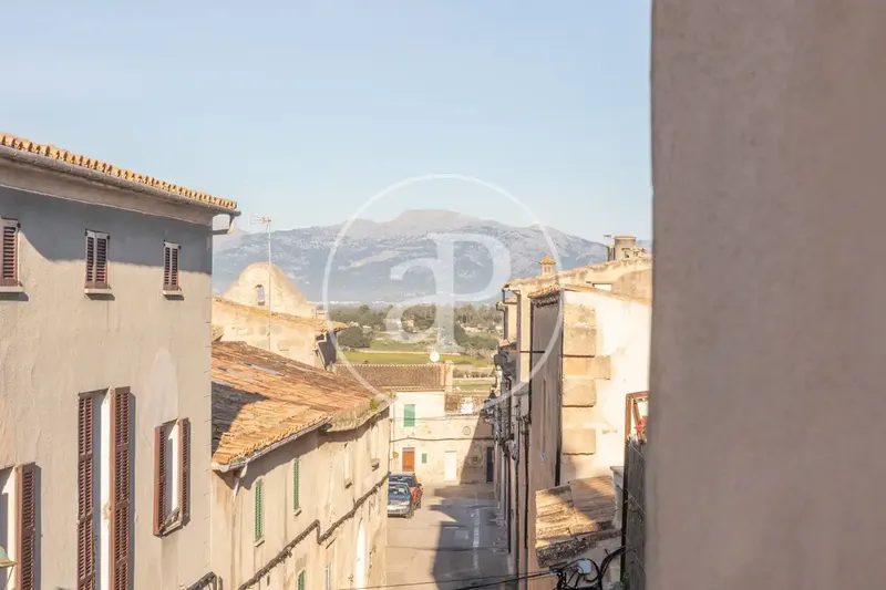 Large house to renovate with six bedrooms and three bathrooms, distributed over two floors of almost 400 m² built — photo 1