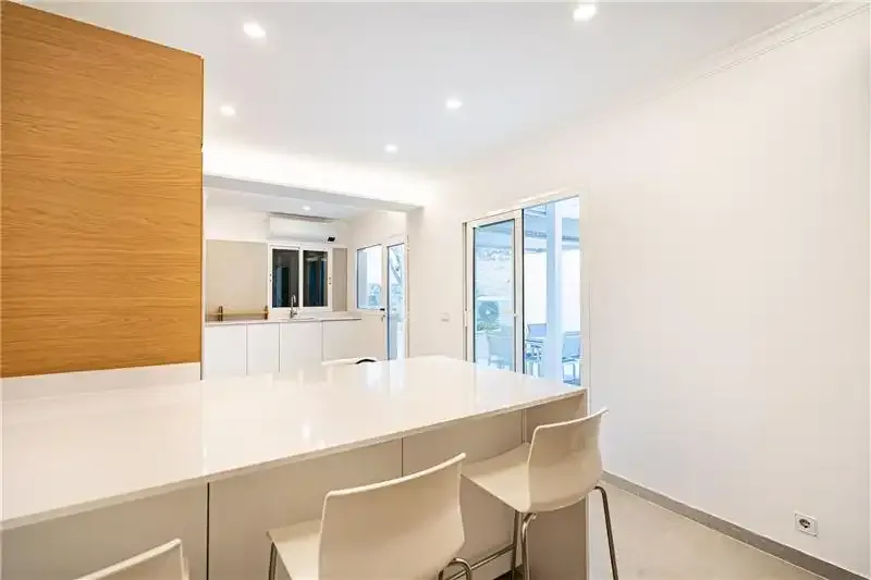 Ground floor with patio and pool, approx. 120m², living-dining room of approx. 30m² with exposed beams, fully furnished and equipped kitchen — photo 5