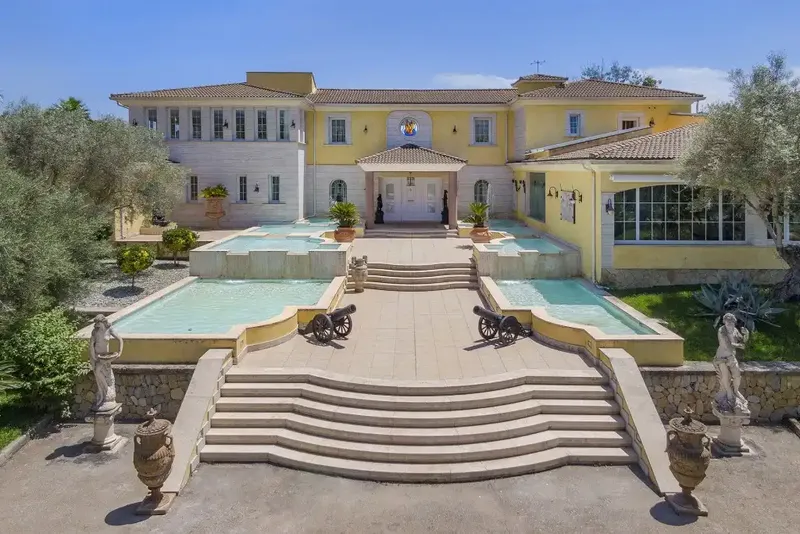 This wonderful finca, for sale near Binissalem, occupies a plot of about 87,000 m2, and features luxurious facilities, including a — photo 2