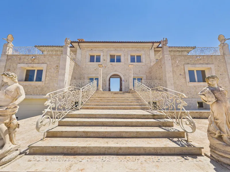 Imposing Hilltop Villa with Panoramic Countryside Views close to Muro — photo 1