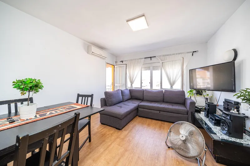 3-bedroom flat with balcony and sea views — photo 2