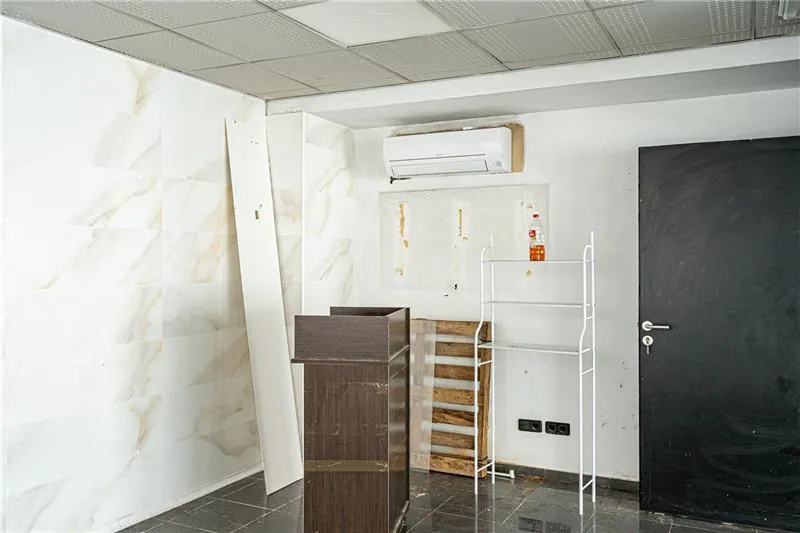 Commercial premises of approx. 90 m² on a corner, with large shop windows - Son Sardina — photo 3