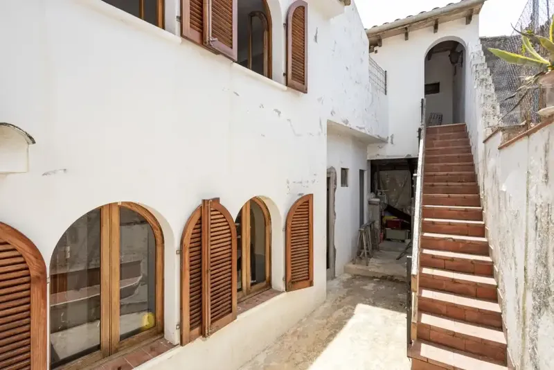 Promising house for sale in the heart of Pollensa, with great potential, village views and excellent access to shops — photo 3