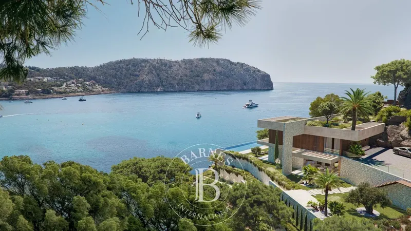Exclusive Sea-Front Plot with Approved Building License & Private Marina Access in Camp de Mar — photo 2