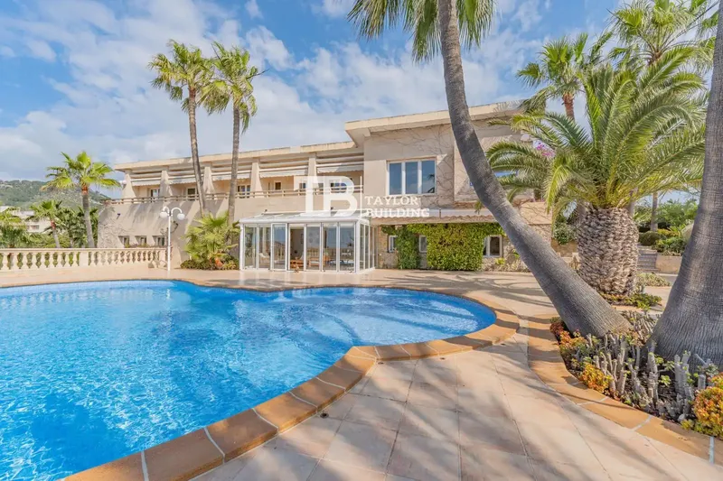 Taylor Building Real Estate presents this exclusive Mediterranean-style villa located in the prestigious area of Peguera, in Calvià, a d — photo 4