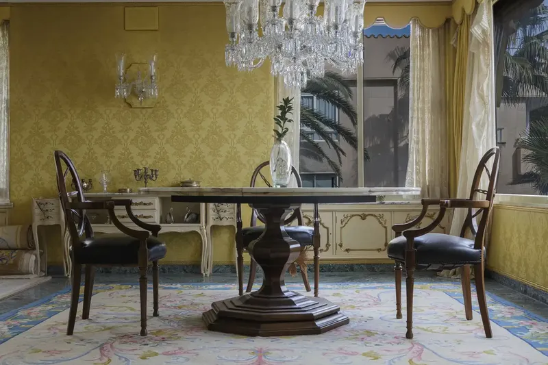 This exclusive and unique 242 m² apartment enjoys a privileged location and transports to another era of grandeur and — photo 11