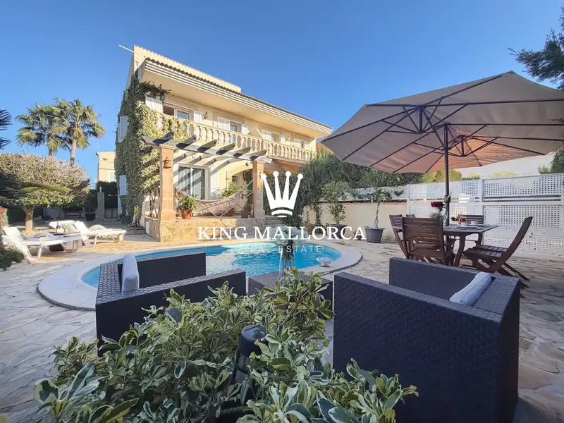 We offer a wonderful semi-detached villa with 3 bedrooms, 2 bathrooms, private pool, parking and large garden. — photo 3