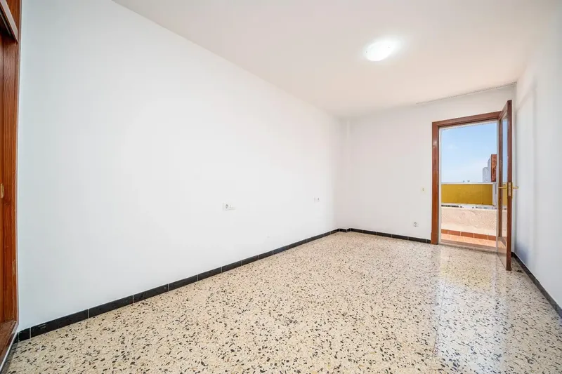 Os presentamos en venta este ático situado en la zona de Aragón, Palma de Mallorca, en una 9.ª planta con ascensor y con terraza privada. — photo 4