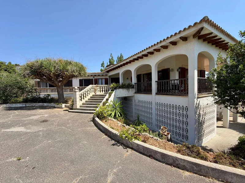 Retro villa with pool, sea views, tennis court and private cinema room – a house with great potential. — photo 5