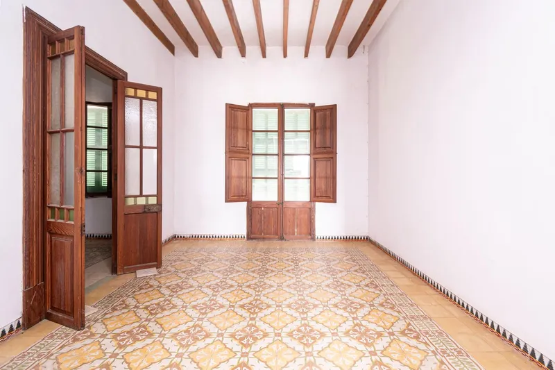 Village house in Sa Pobla with interior patio and parking area to renovate — photo 3