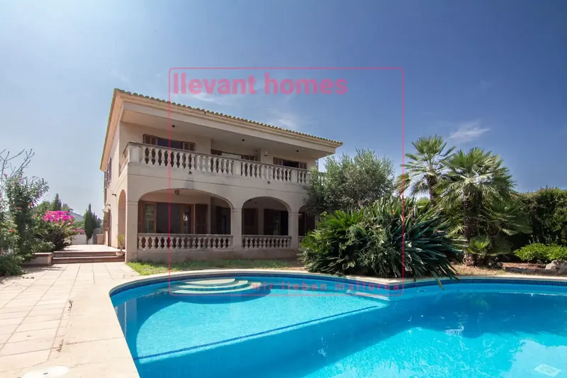 Discover your new home in the exclusive Son Floriana urbanization in Cala Bona! This impressive detached house, located in a — photo 1