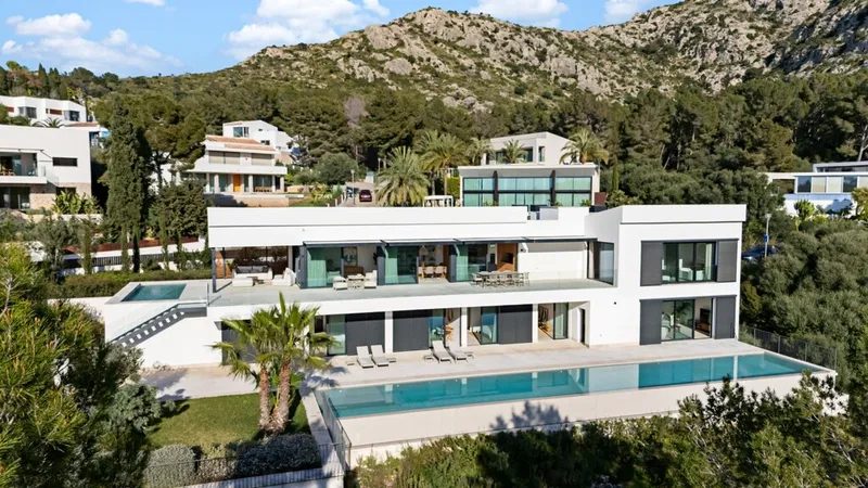 Amazing 6-bedroom contemporary luxury villa with 2 pools — photo 2