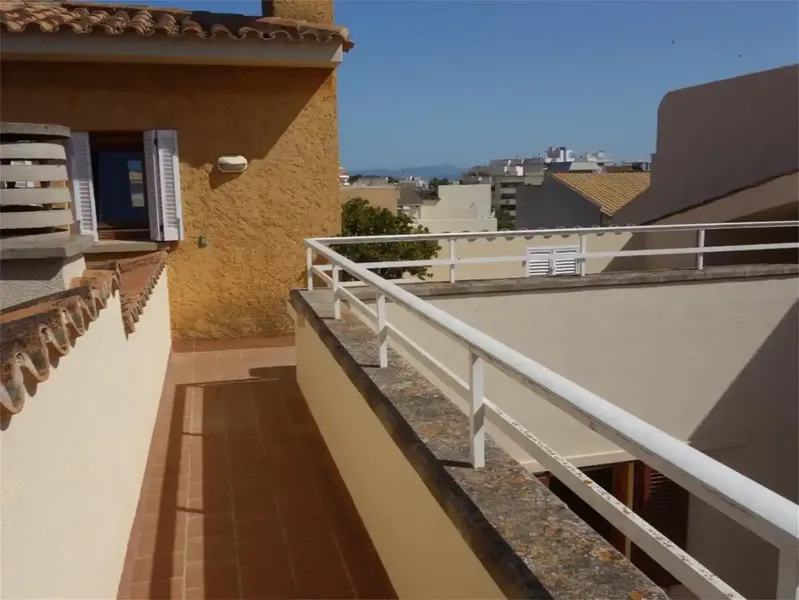 Casa tipo duplex en la mejor zona del pleno centro de Puerto de Alcudia, localizada en la primera y segunda planta de una casa señorial ados — photo 3