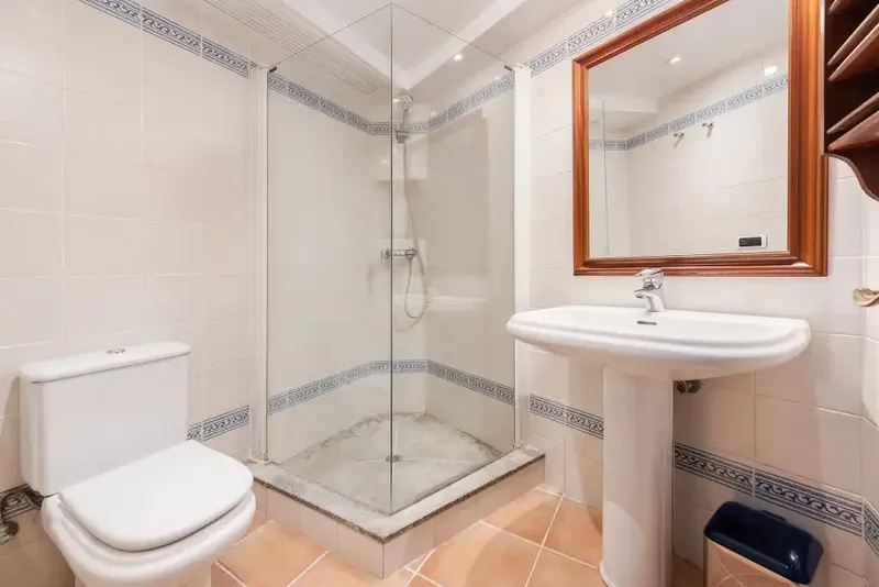 Perfect for families, this house for sale in Puerto Pollensa is a great investment opportunity, full of potential and a perfect — photo 10