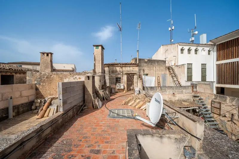 If you are looking for a property with character, space and the opportunity to design it completely to your taste, this village house in Campos is an ex — photo 2
