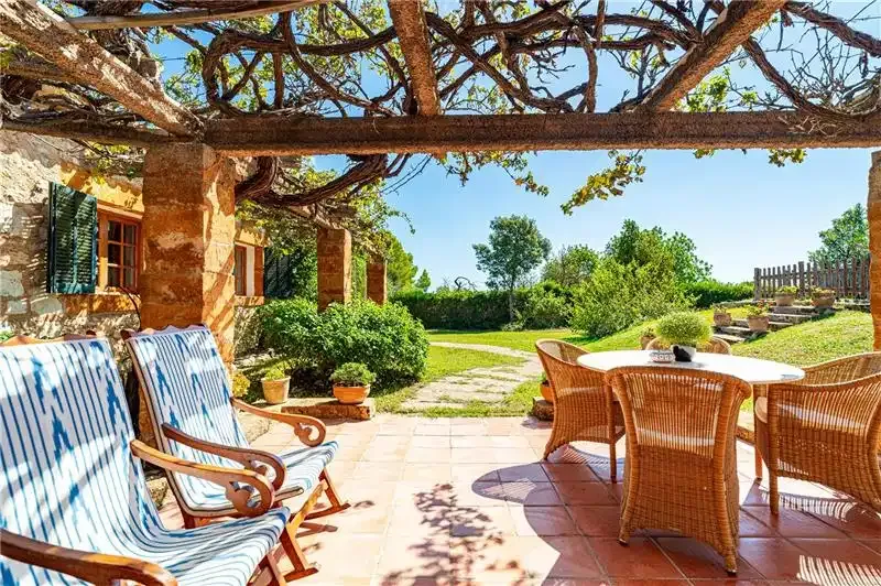Rustic Mallorcan finca on a plot of 8,750 m², offering a charming 175 m² single-story home, plus a — photo 1