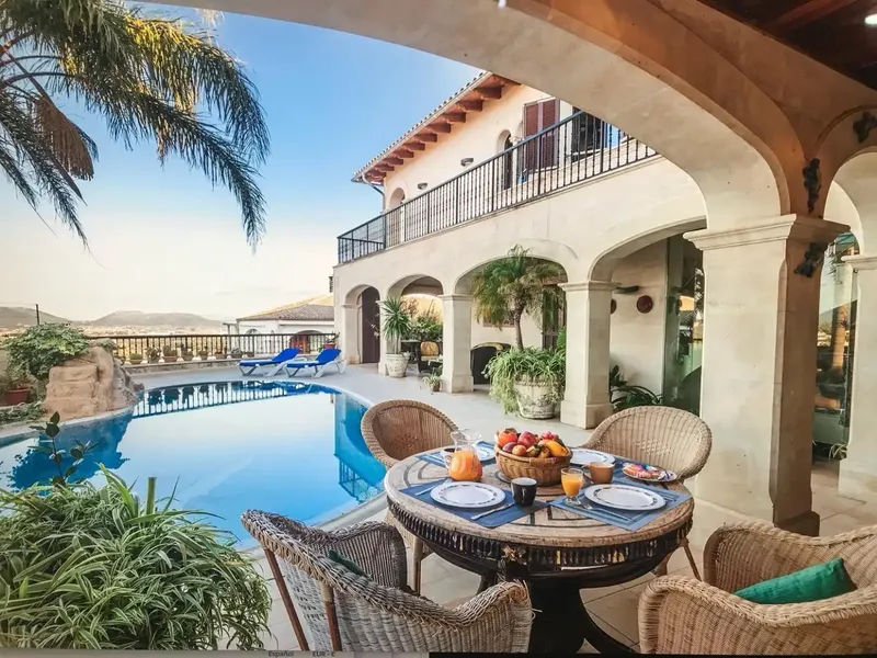 Welcome to the dream home for families and couples! This detached house impresses with its large entrance, which leaves a lasting impression — photo 1