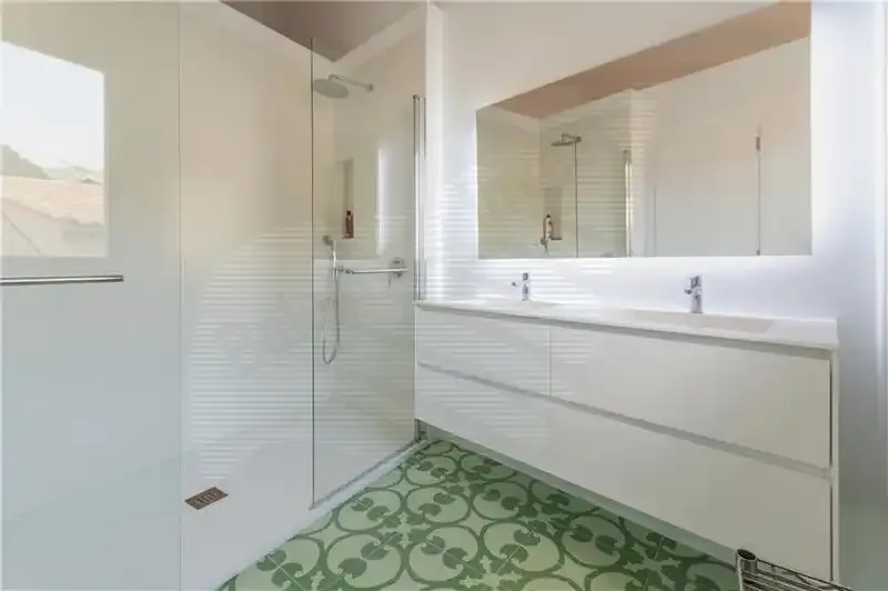 High-quality house on a plot of approx. 400 m², approx. 300 m² built, large living-dining room with fireplace, open fitted kitchen — photo 8