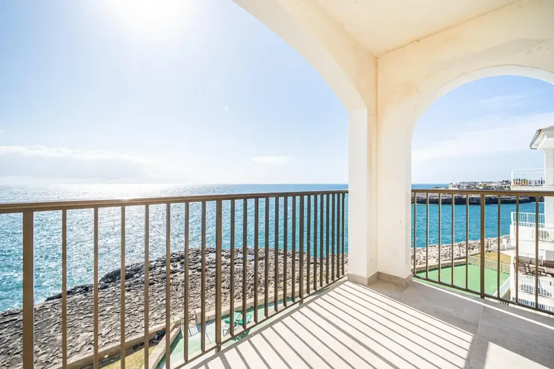 Three-bedroom penthouse on the first line of the sea in Portocolom — photo 5
