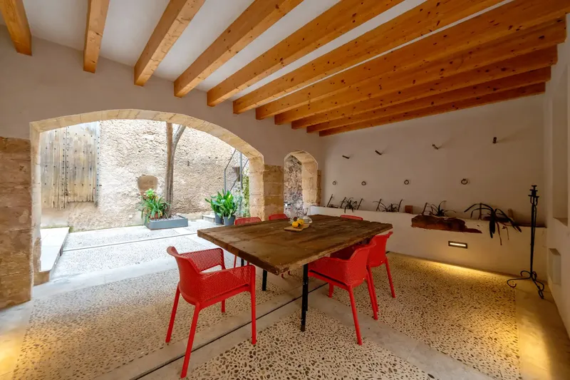 This exceptional townhouse in the heart of Artà combines Mallorcan character with modern comfort - and is particularly — photo 10