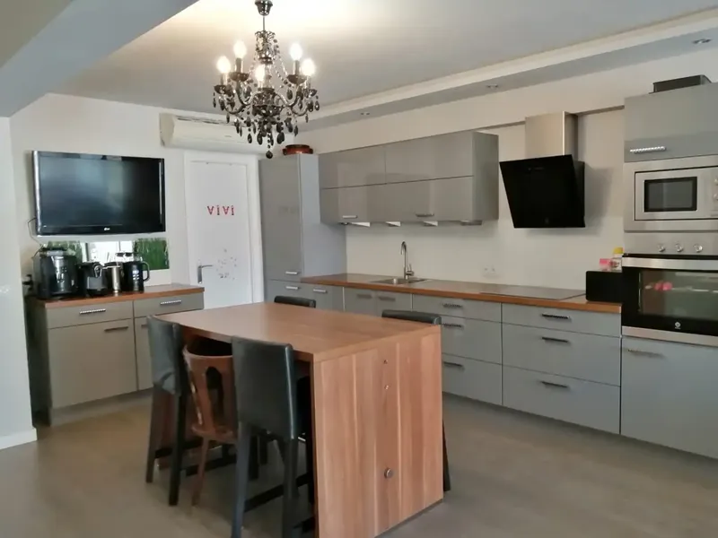 This is a completely renovated ground-floor property in very good condition. It is located in Port Adriano, accessed via the slope — photo 4
