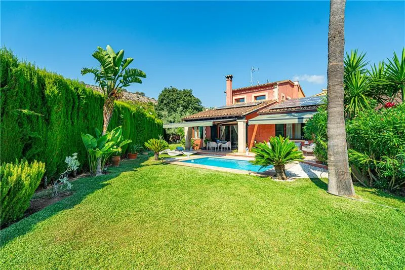 Exclusive semi-detached villa with a pool and garden on a lot of approximately 2,000 m² — photo 2