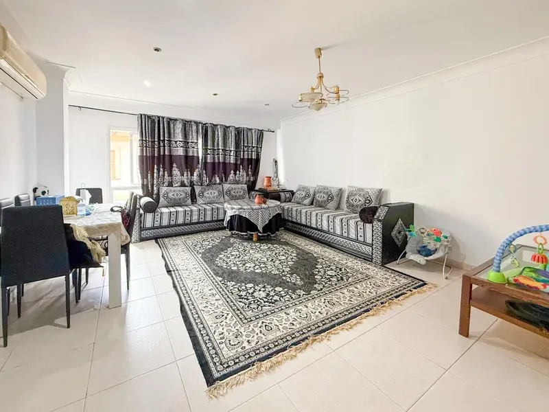 We present this spacious second floor without elevator that stands out for its large rooms and brightness. Located right on Gran Vía de Colón — photo 1