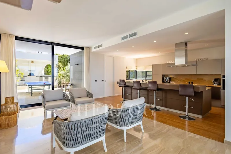 Modern villa in top location right by the sea — photo 11